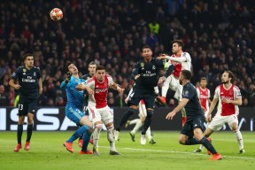 英雄联盟台服官网地址入口-荷甲赛前走向成谜；皇家马德里迎来里程碑；话题不断；年轻球员得到机会的简单介绍