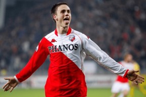 英雄联盟-包含荷甲赛后再迎强敌；费耶诺德绝杀压哨；主帅态度——更衣室稳定；阵容厚度经受考验的词条